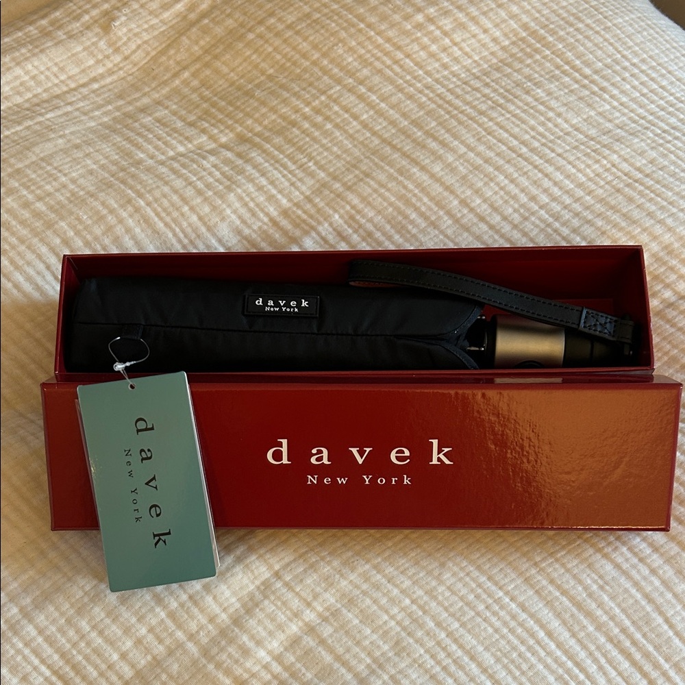 Davek Solo Umbrella in Classic Black with Red Box. NWT